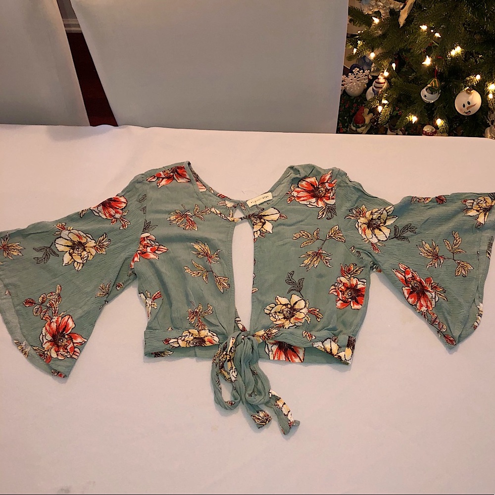 LA Hearts Floral Keyhole Blouse